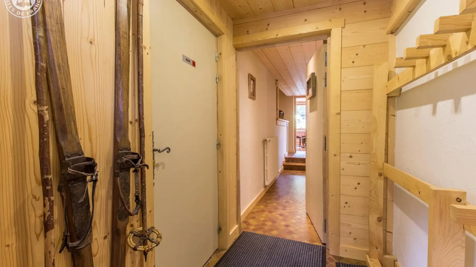 Râteau à skis. Entrée.