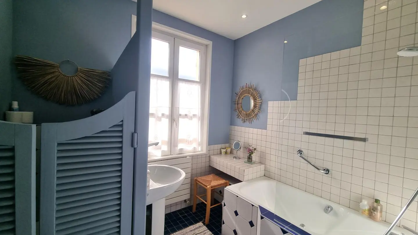 Salle de bains : baignoire avec pare-douche - lavabo & WC.