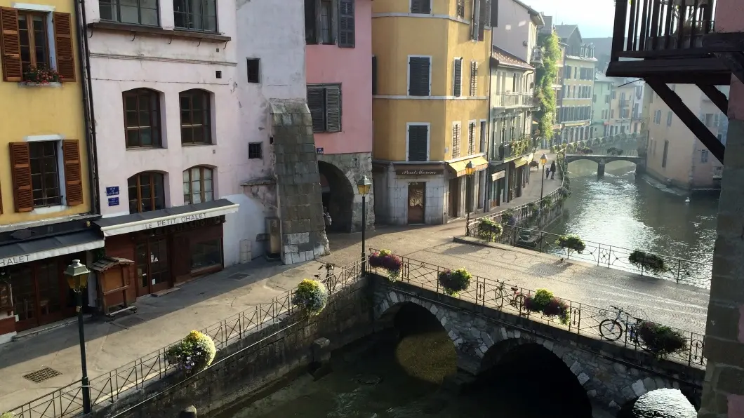 Au petit matin, vue du séjour AU 2BIS sur les canaux d'Annecy et la montagne du Veyrier