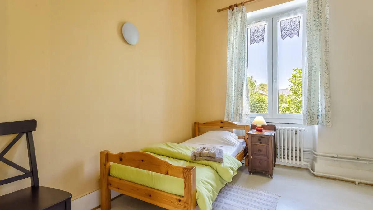 chambre N°11 1 lit simple avec douche et lavabo