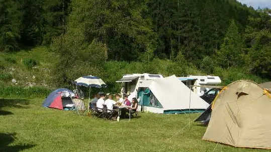 Intérieur camping en été -espace pour les tentes