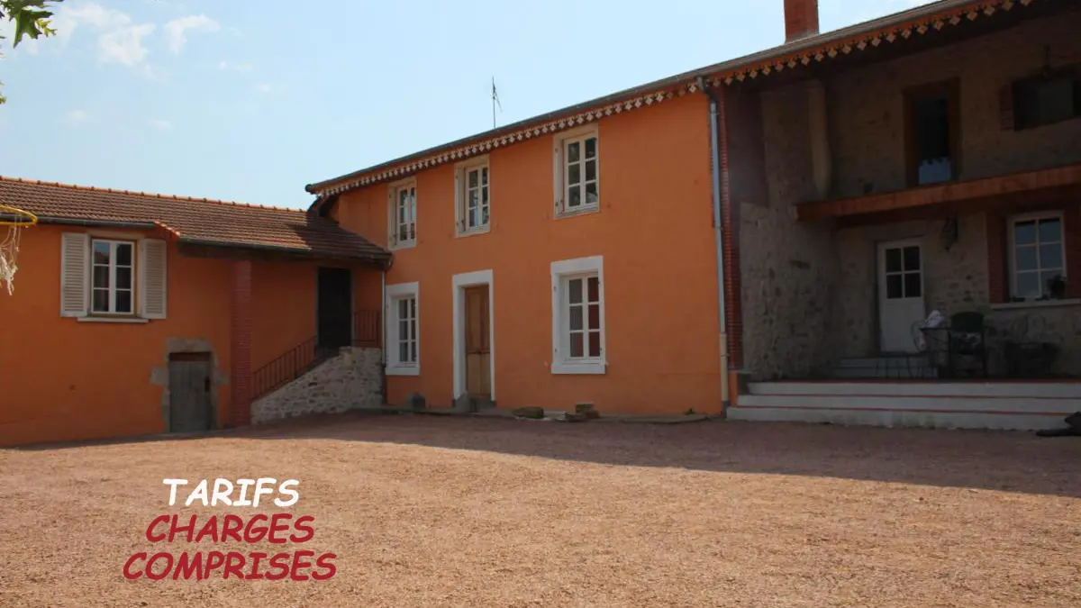 Le gîte se trouve dans la partie mitoyenne de gauche ; un petit jardin attenant est disponible