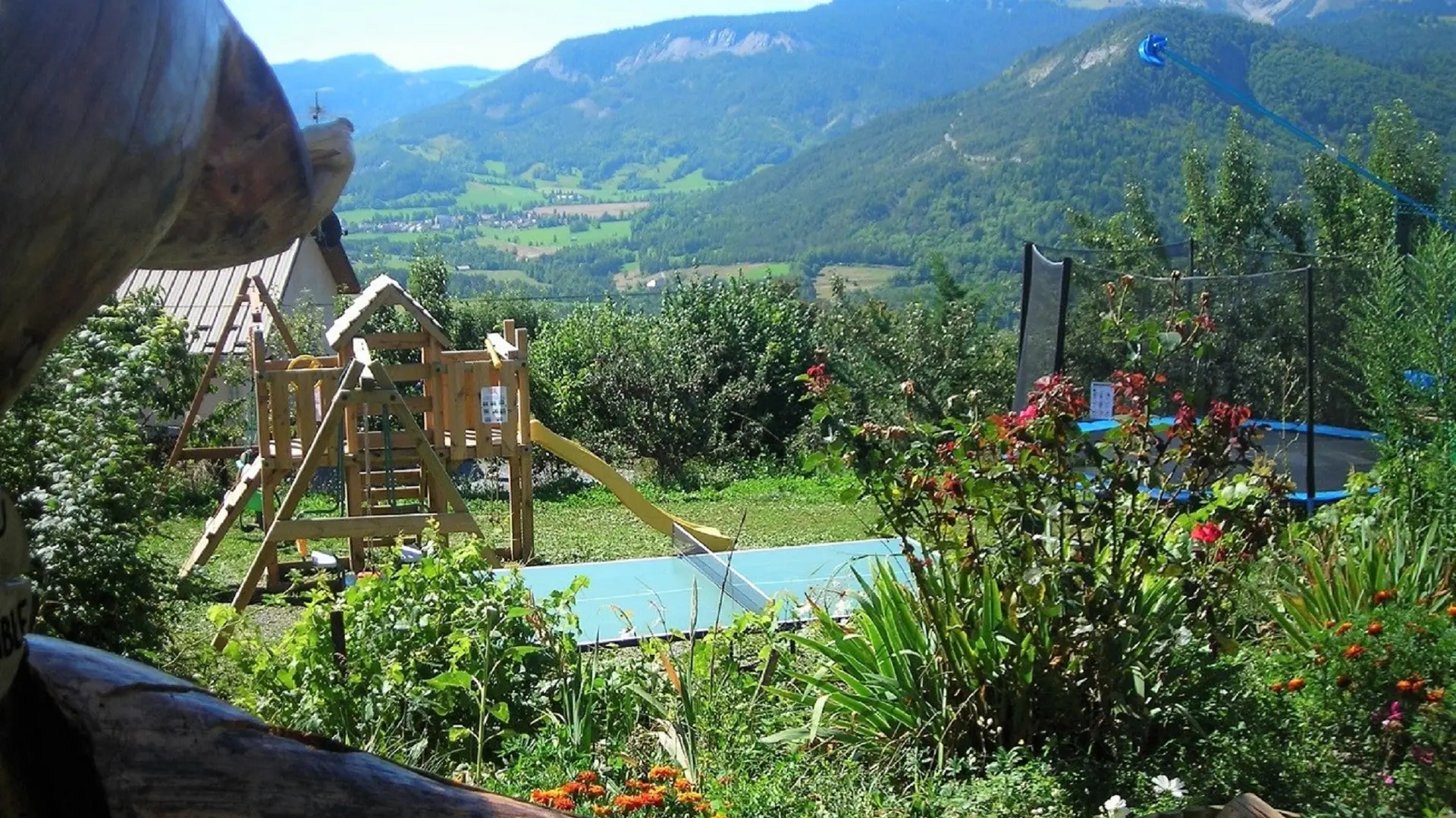 Jardin, piscine et jeux d'enfants