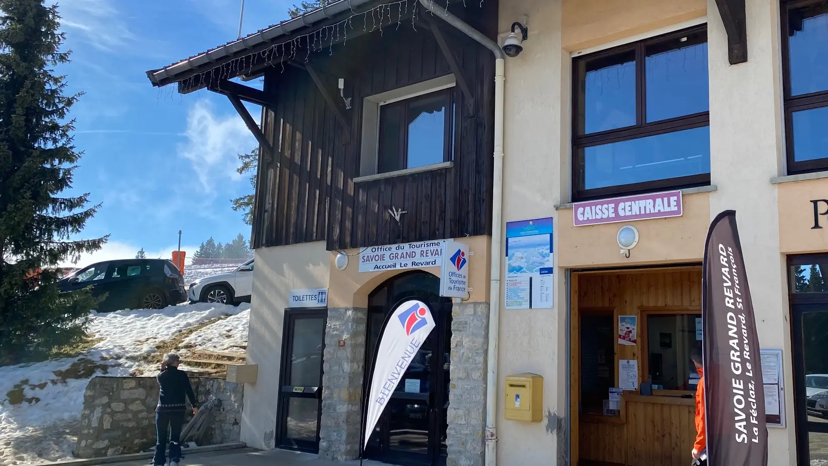 Extérieur hiver de l'Office du tourisme place de la crémaillère - station du Revard