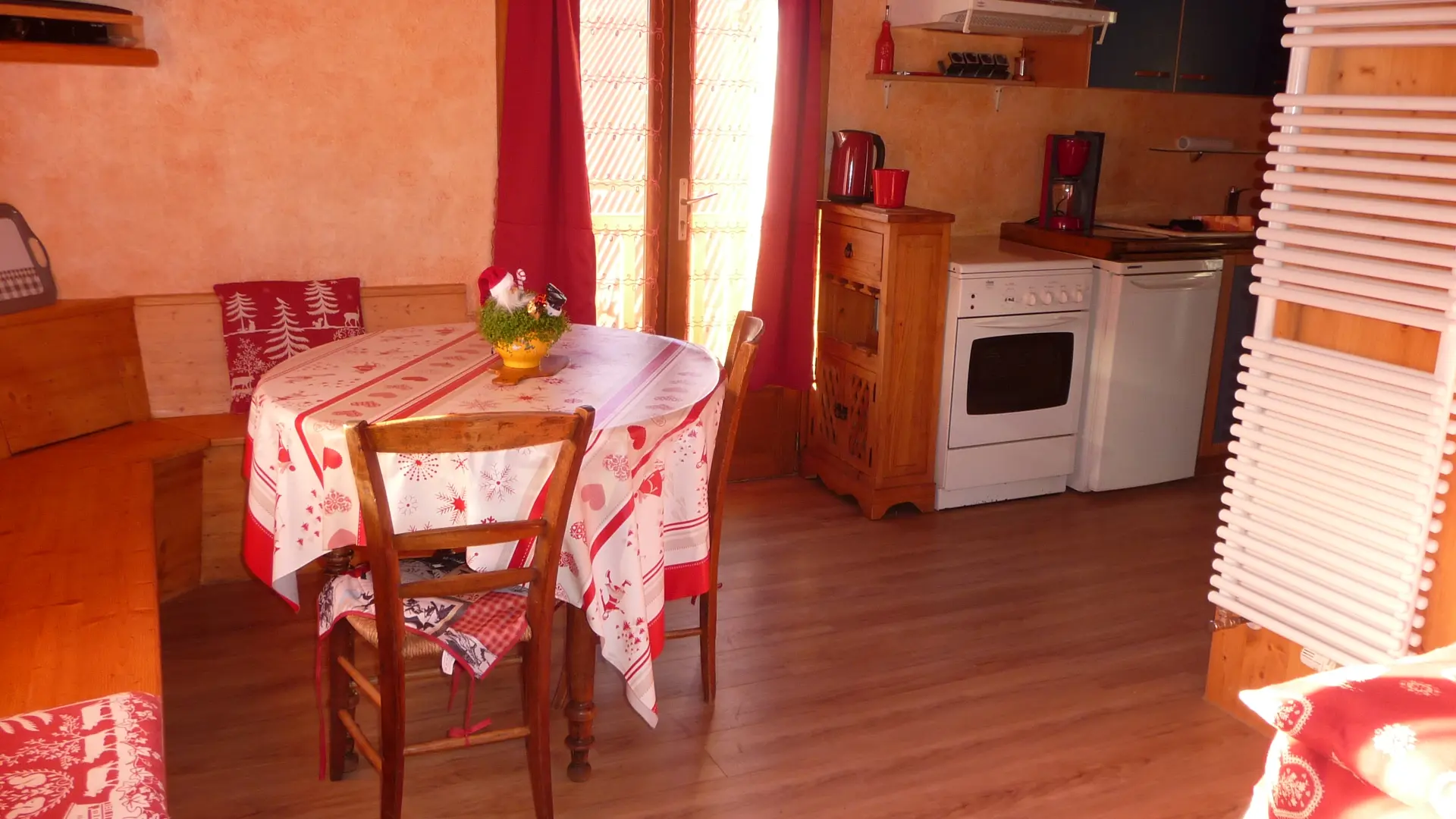 séjour -cuisine La petite Maison- Le Bouchet-Mont-Charvin