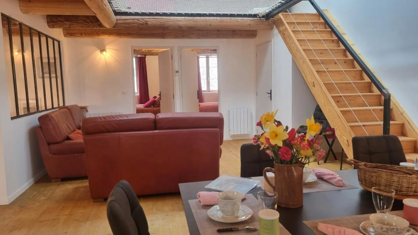 1er étage : pièce à vivre avec cuisine ouverte sur l'espace repas & le salon.