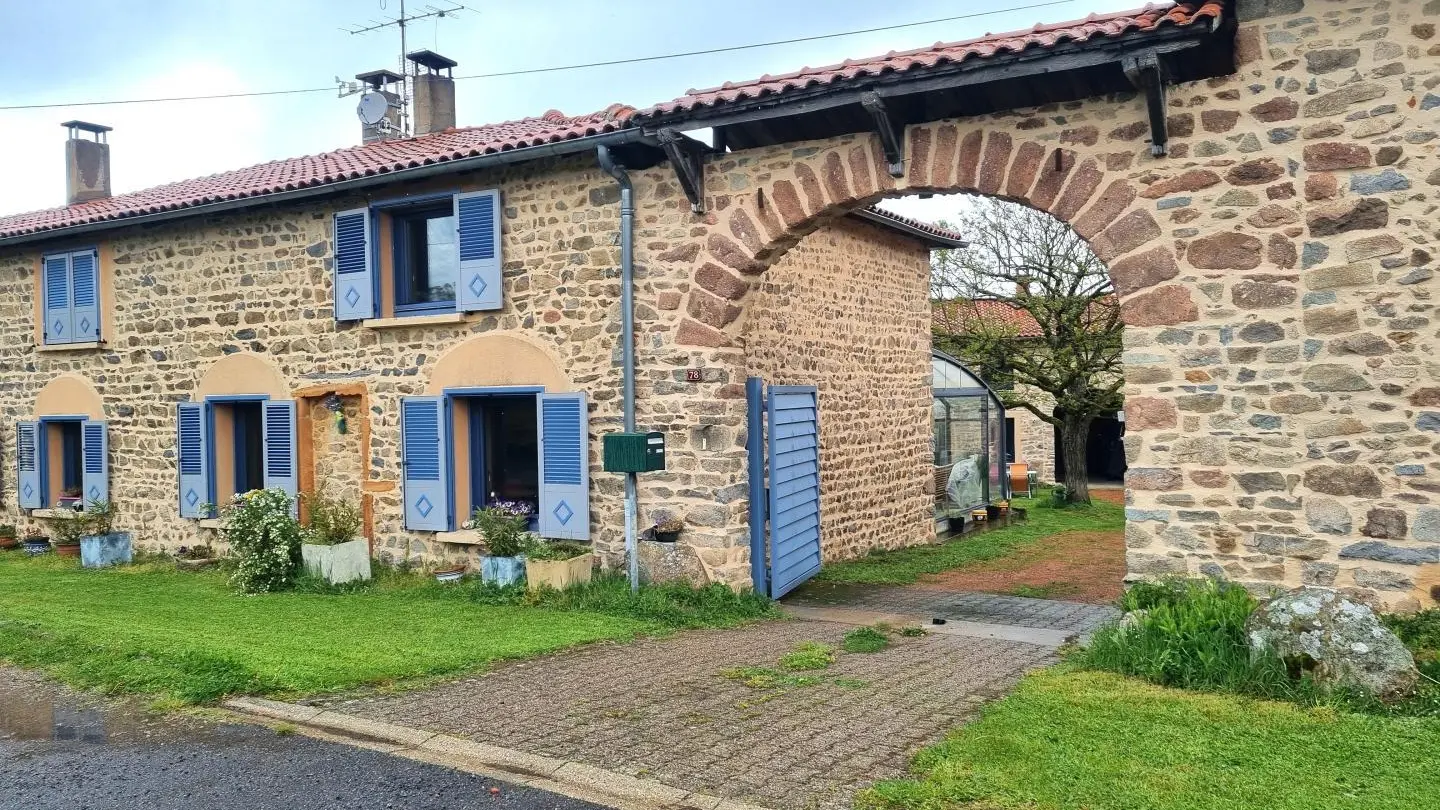 L'entrée de la ferme du Chassin avec le porche pour accéder au gîte.