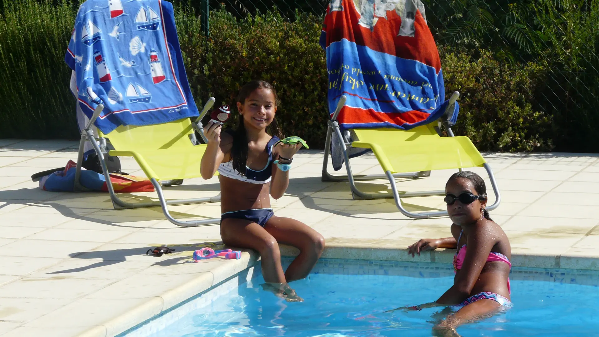 nos filles à la piscine avec les fauteuils pliants