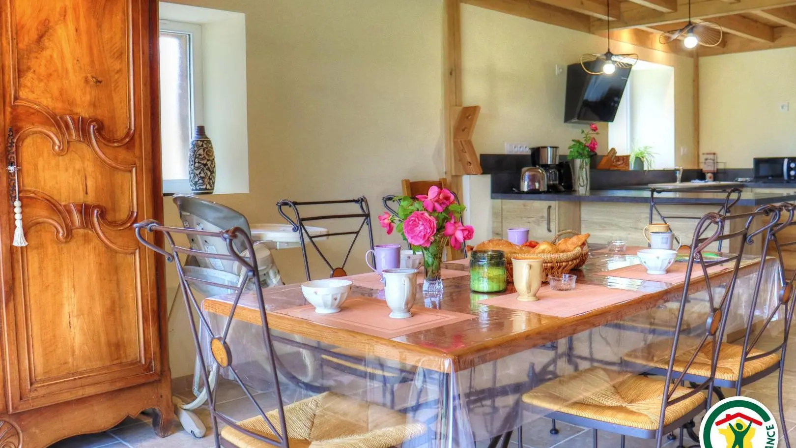 Salle à manger ouverte sur la cuisine, le salon et la terrasse extérieure