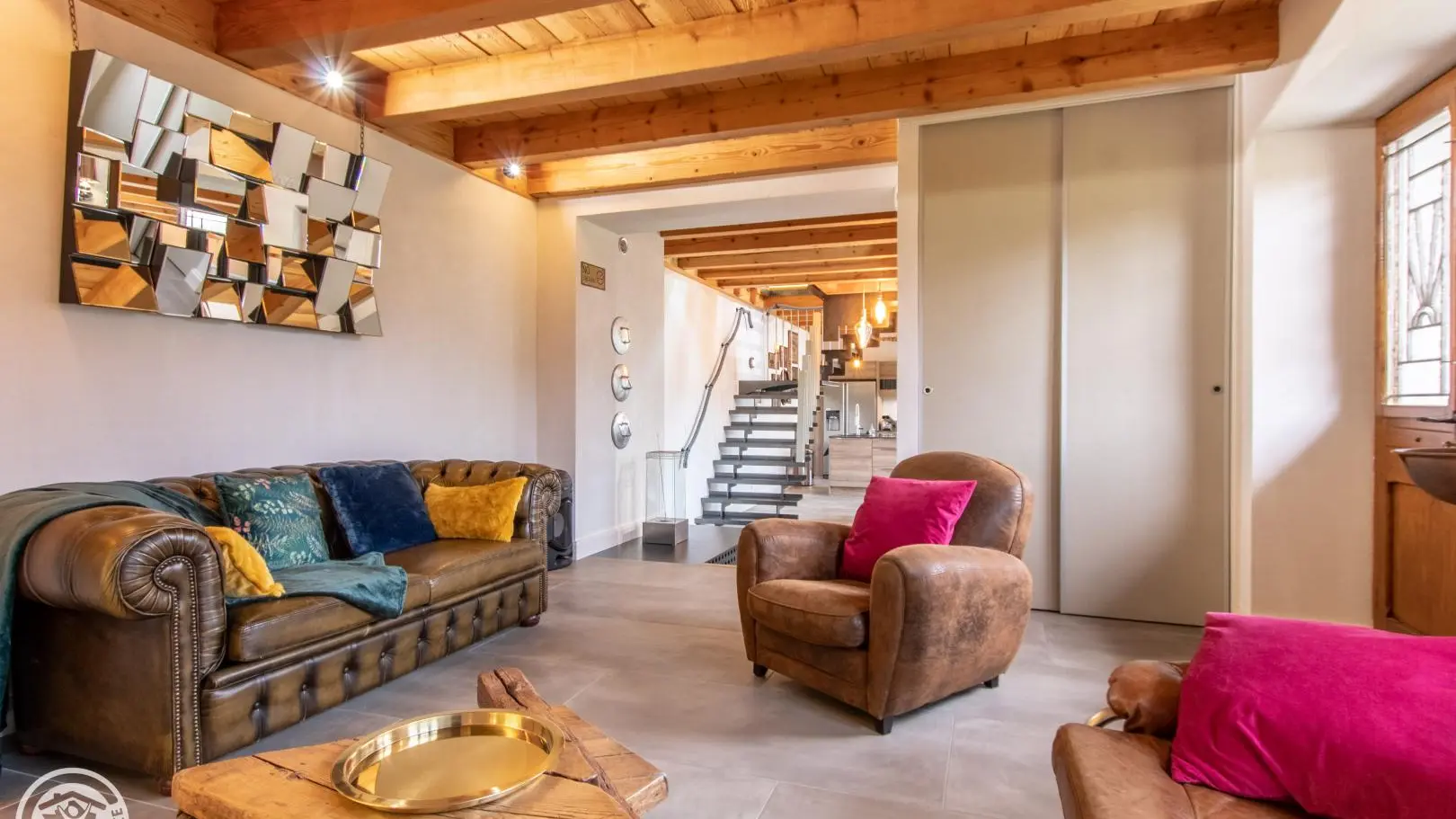 Salon / espace TV (poêle à bois ajouté depuis la prise de vue)