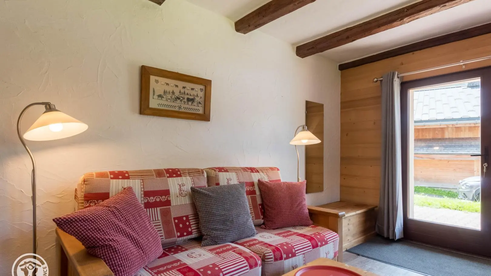 salle de séjour avec canapé convertible