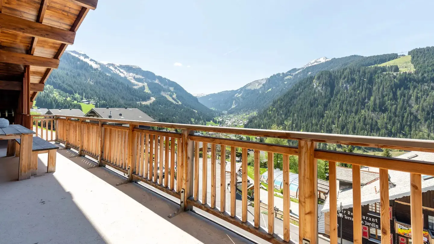 Grand balcon avec vue sur le village et les montagnes