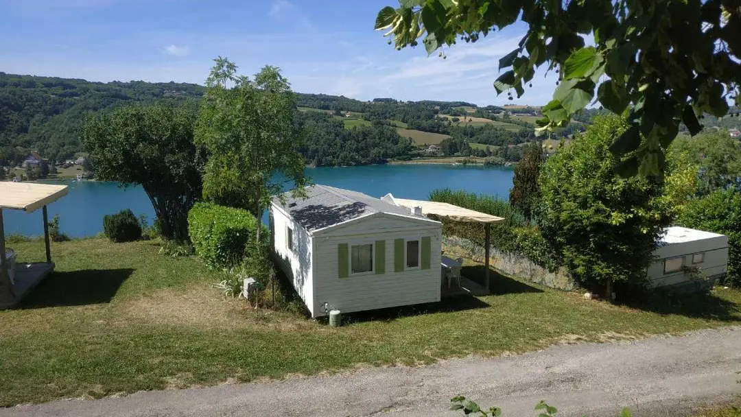 vue sur le lac depuis un mobilhome