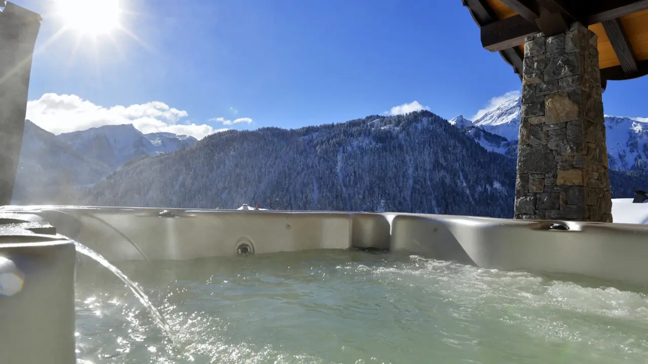 Jacuzzi extérieur avec vue sur la station.