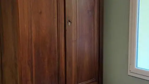 armoire ancienne dans la chambre vert d'eau