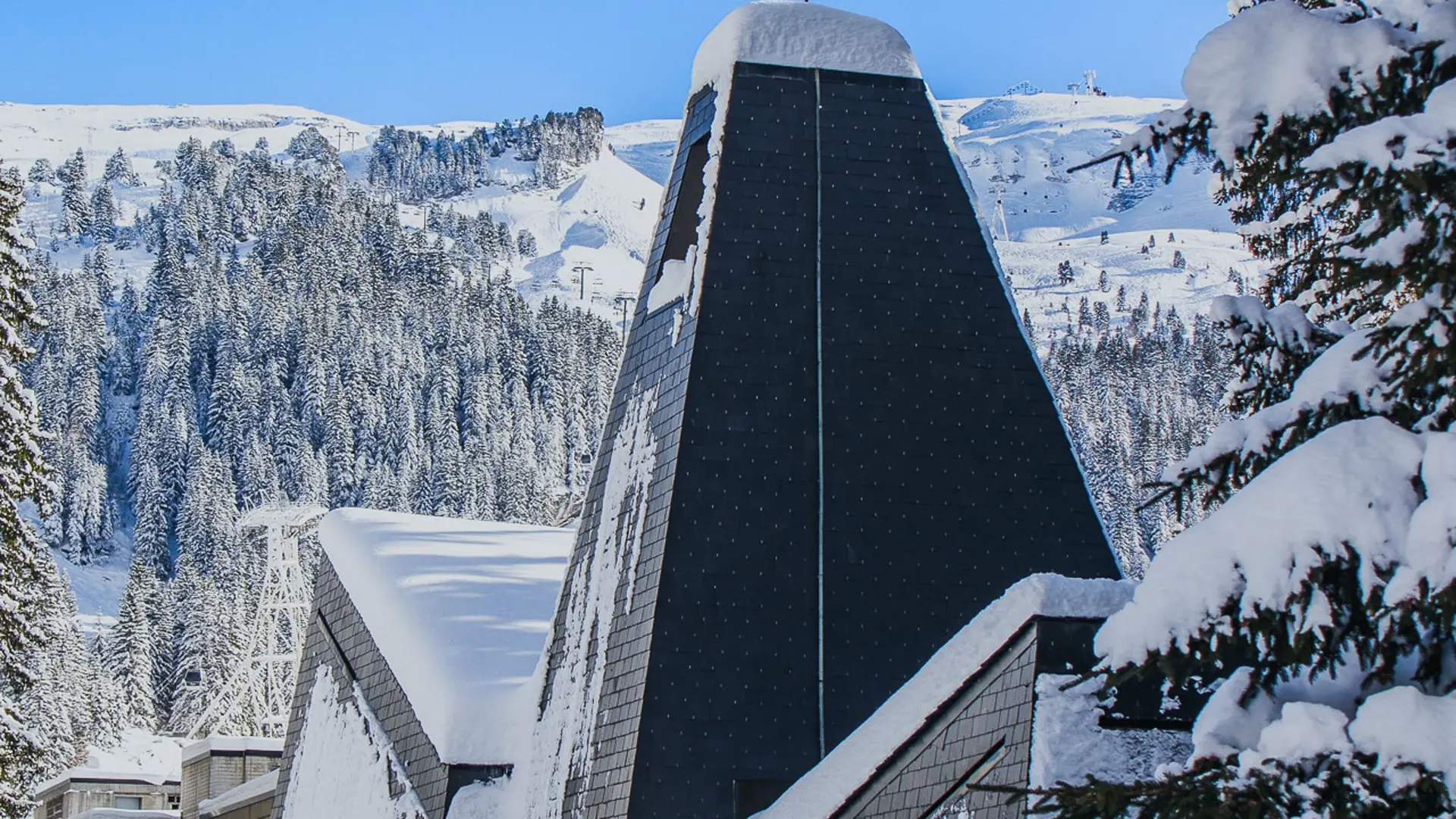 Chapelle Œcuménique à Flaine Forum en Hiver (vue côté)