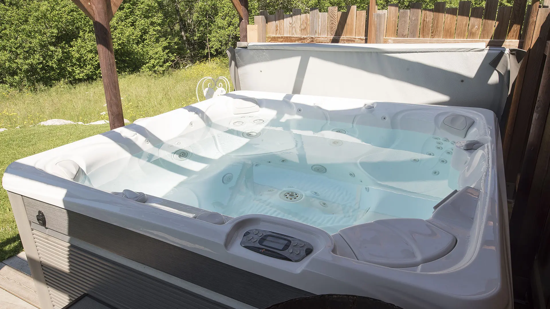 Jacuzzi à disposition sur la terrasse