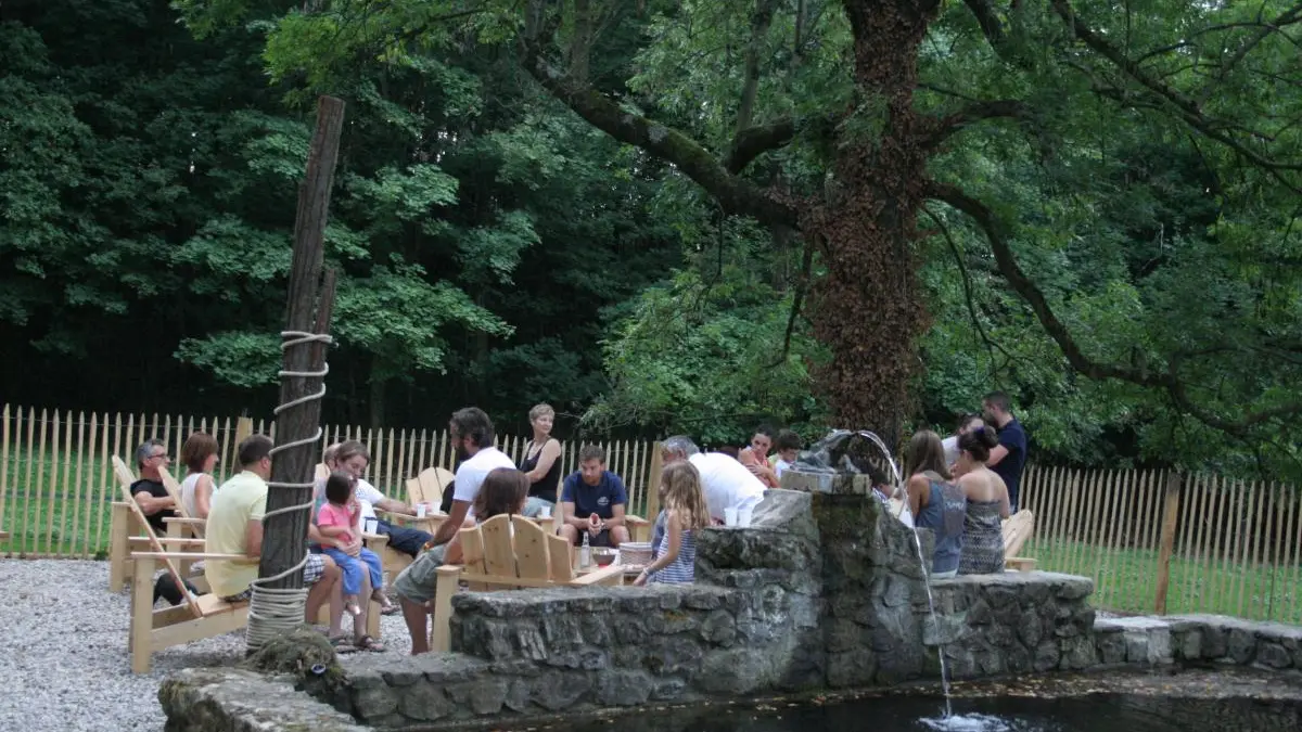 Le bassin d'eau de source pour des moments conviviaux