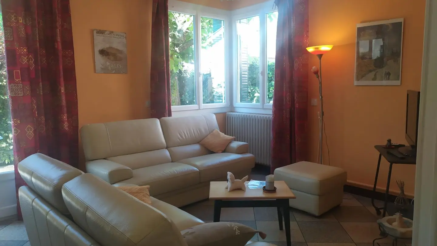coin salon: 1 fenêtre d angle vers l ouest ; les 2 autres  ouvertures donnent au sud sur le jardin ombragé