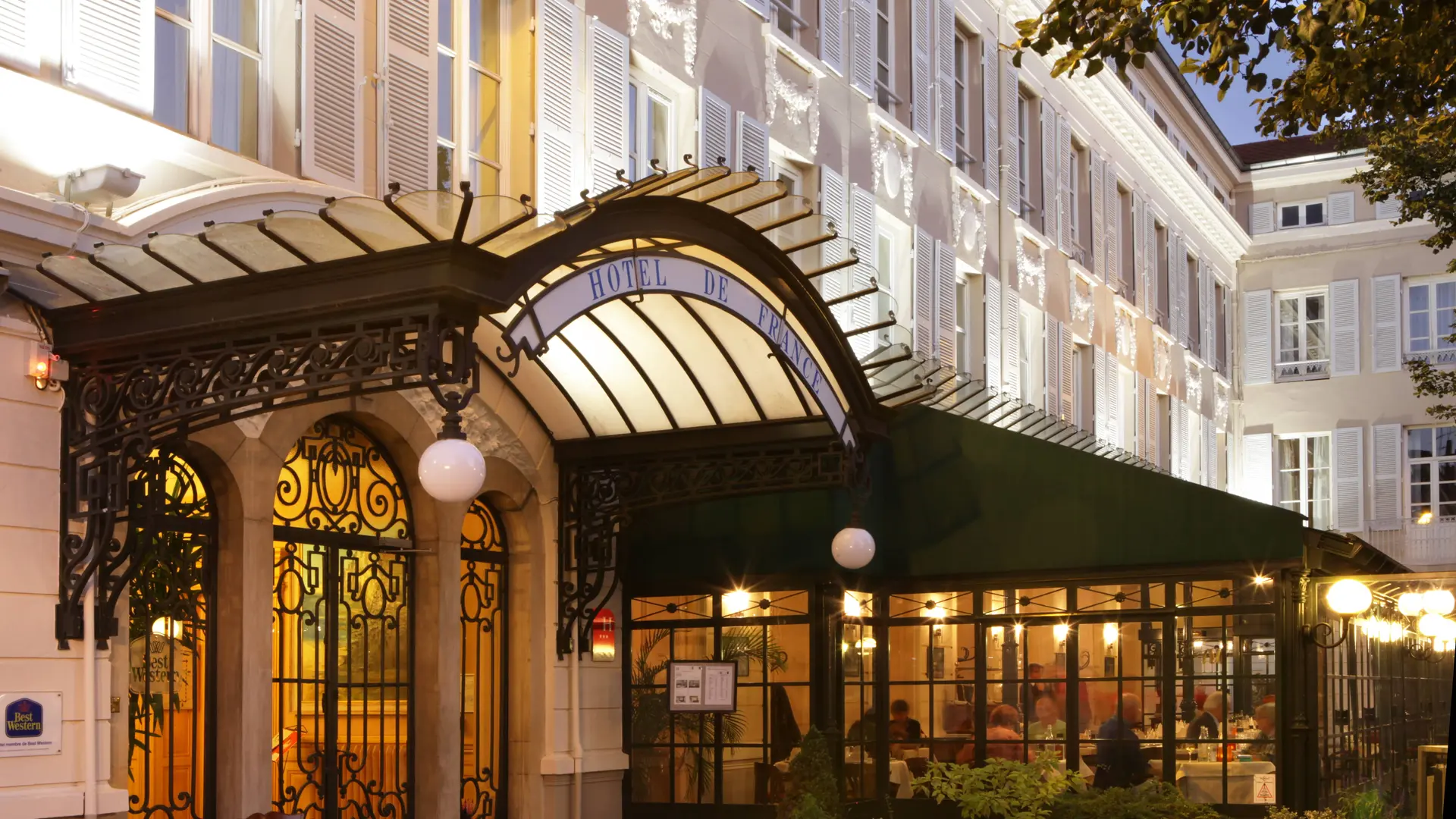 L'entrée de l'hôtel à la tombée de la nuit