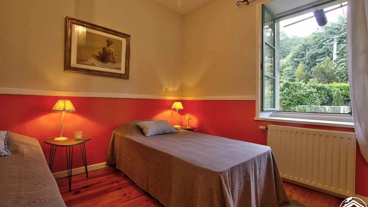 Chambre coté jardin , 2 couchages
Gîte Le ver à soie