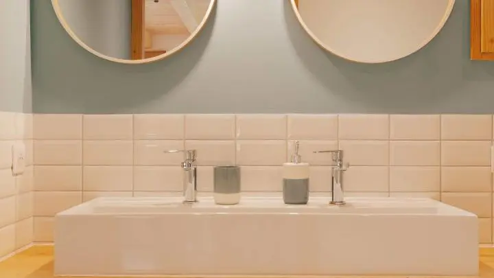 La salle de bain est équipée d'une large vasque et d'un douche.