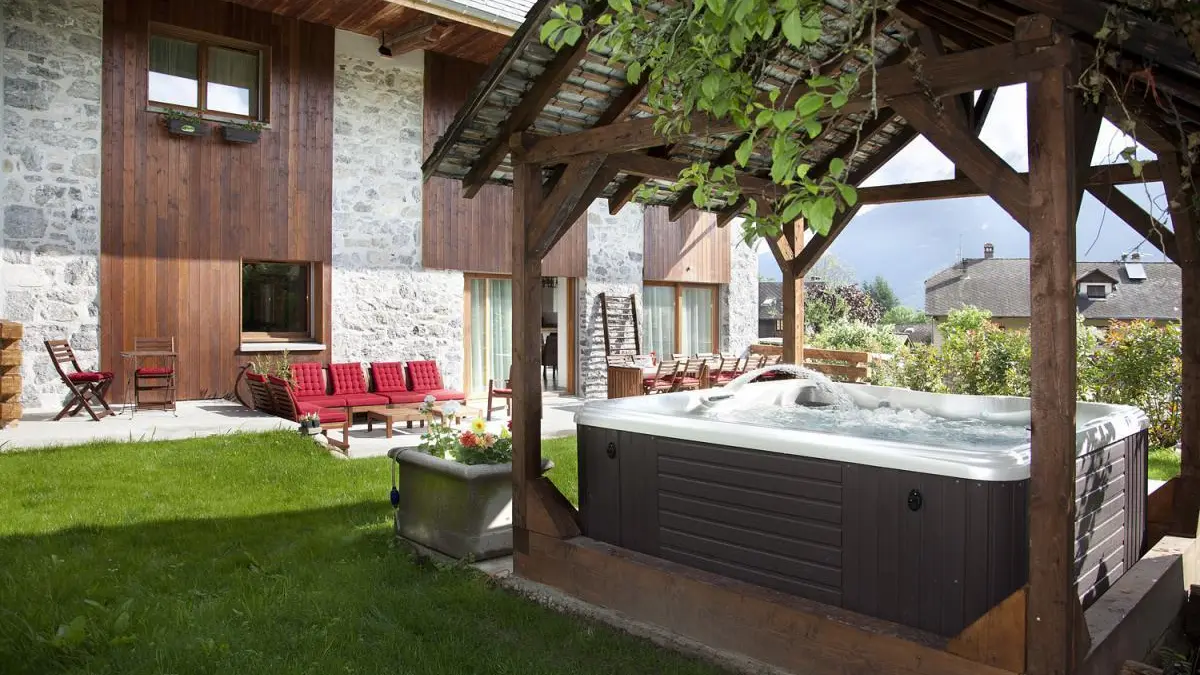 Vue du SPA et de la maison depuis le jardin.