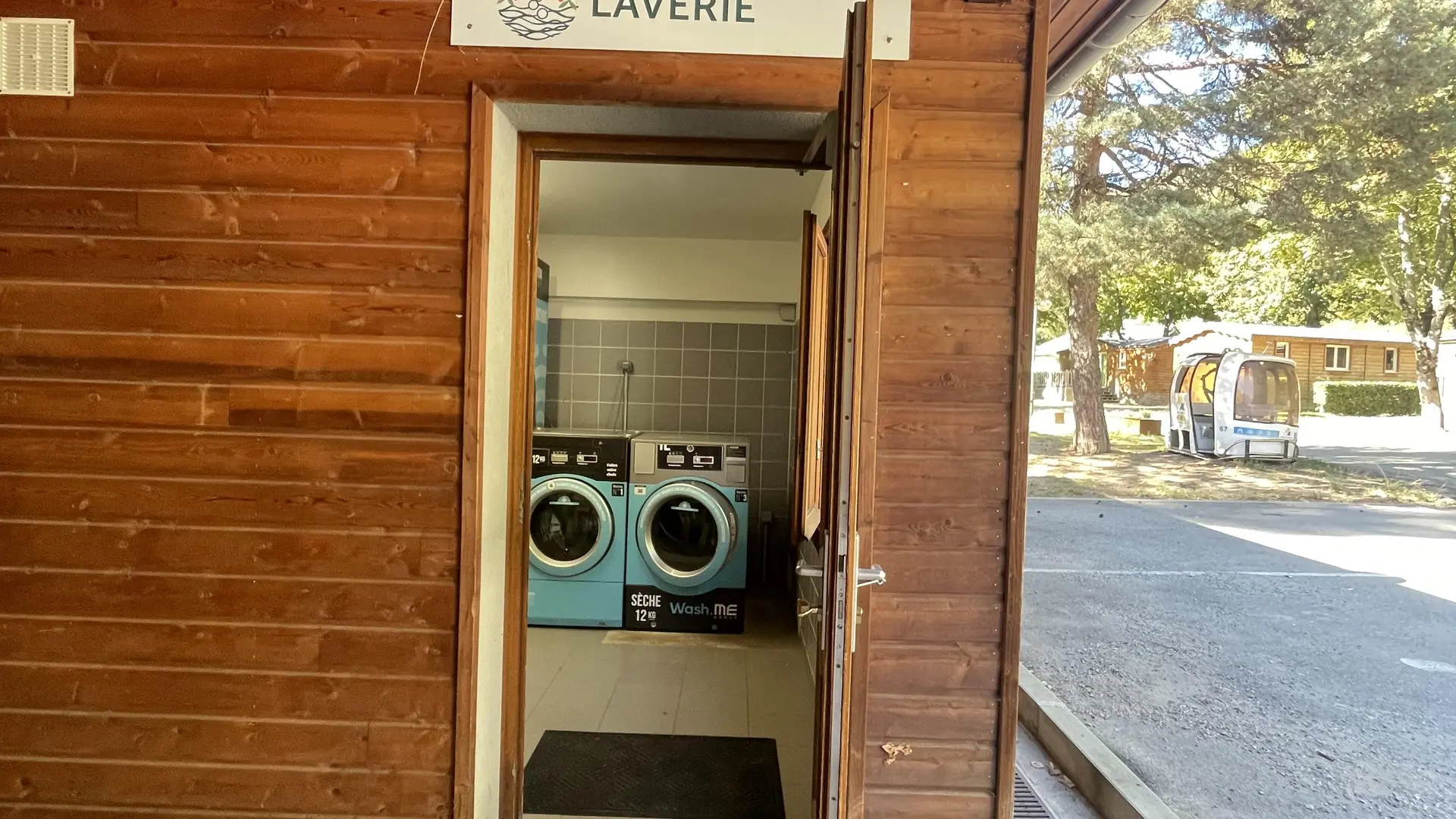 L'entrée de la laverie