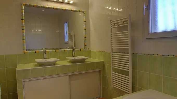 Salle de bain avec baignoire d'angle et douche