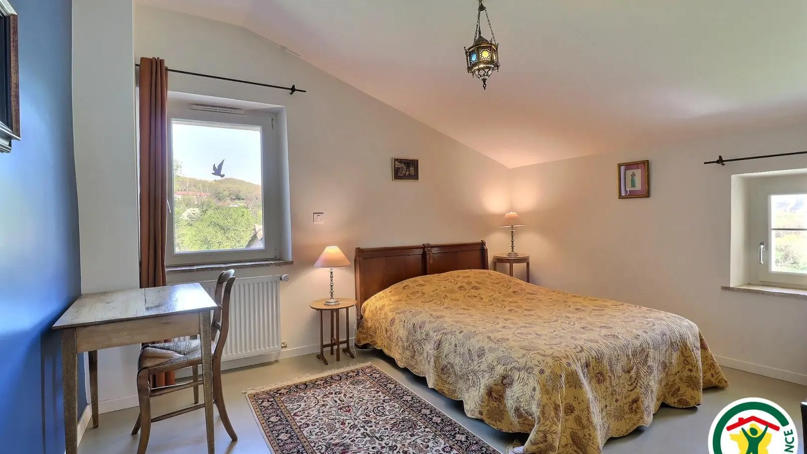 Chambre INDE avec un lit double (1x140x190), salle d'eau dans la chambre et wc sur le palier