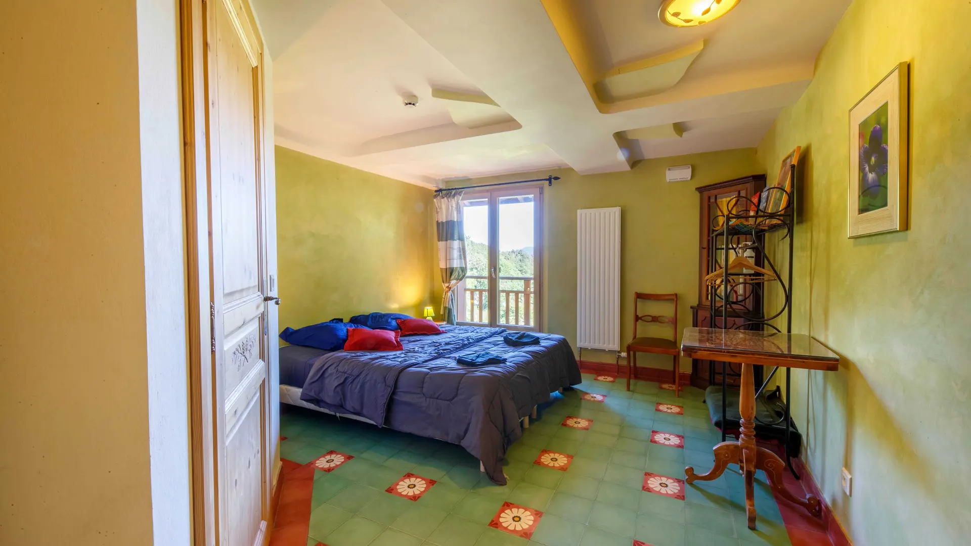 Chambre printemps Ecogite de Villeplane dans la réserve naturelle des gorges de Daluis - Gîte d'Etape et de Groupe Alpes-Maritimes