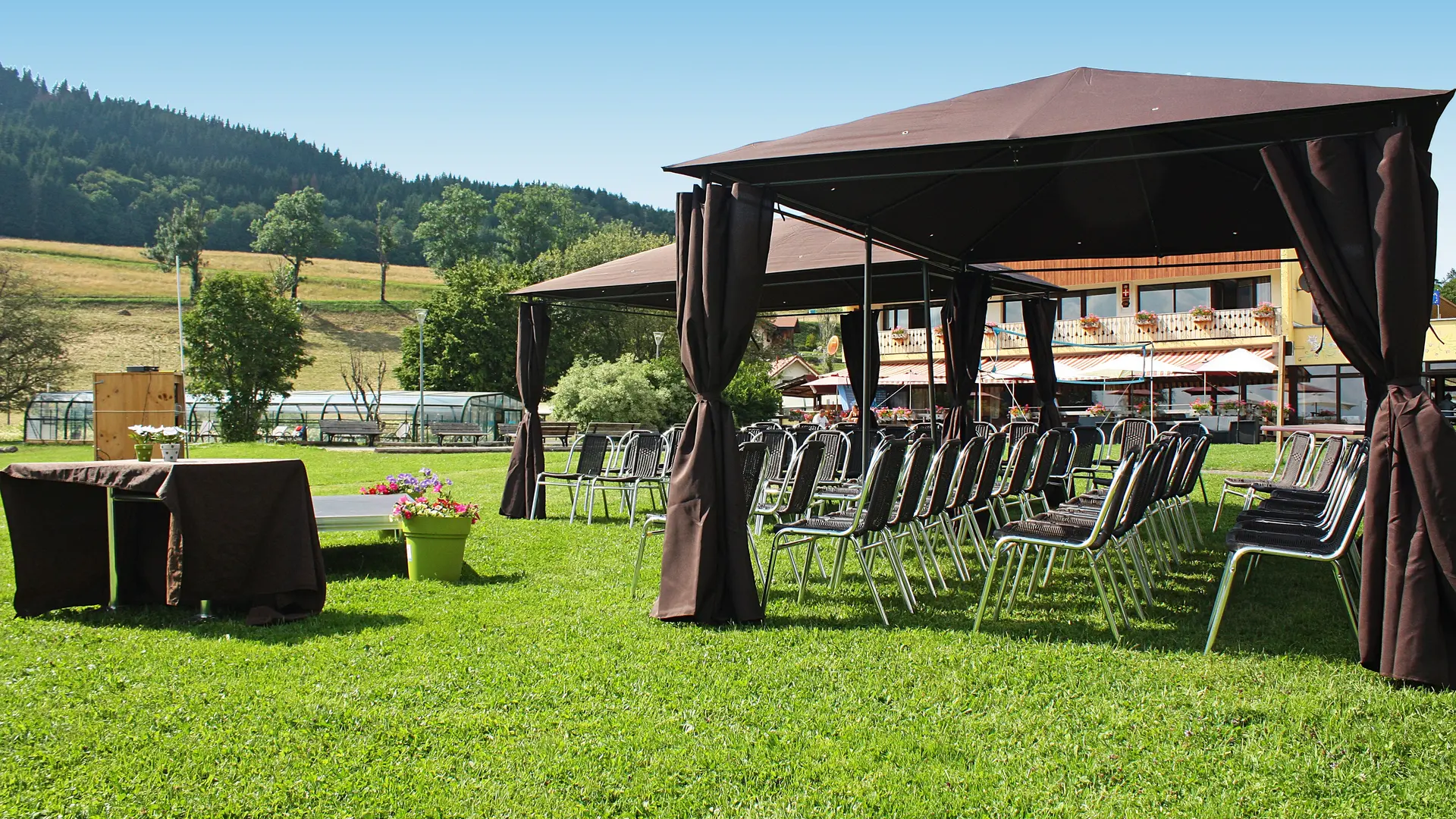 Village club en mode garden-party