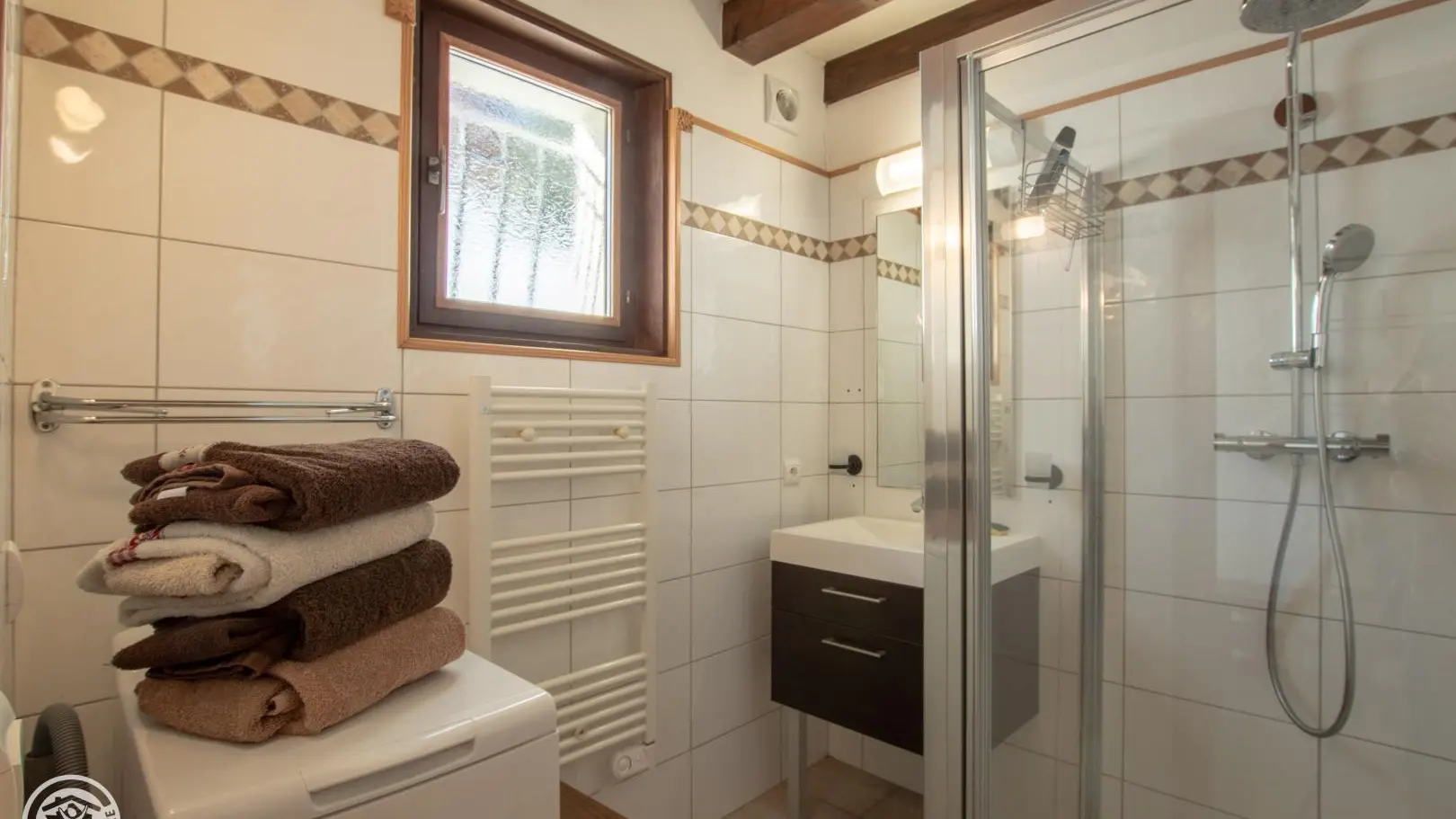 Au même niveau que la pièce de vie, salle d'eau / lave-linge.