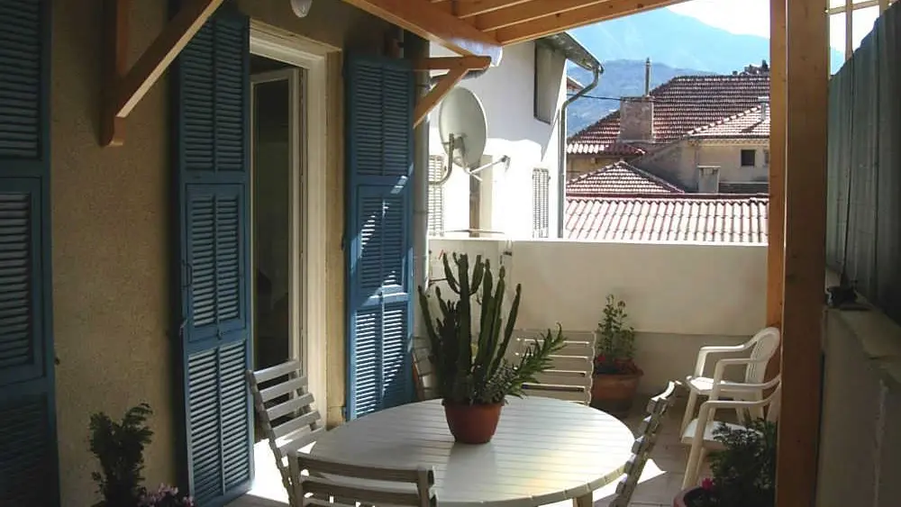 Gîte Les Hirondelles-Terrasse couverte-Roquebillière-Gîtes de France des Alpes-Maritimes