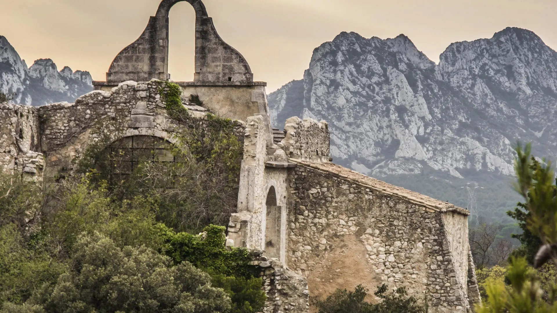 Chapelle des Pénitents Blancs à Eygalières_vue chaîne Alpilles