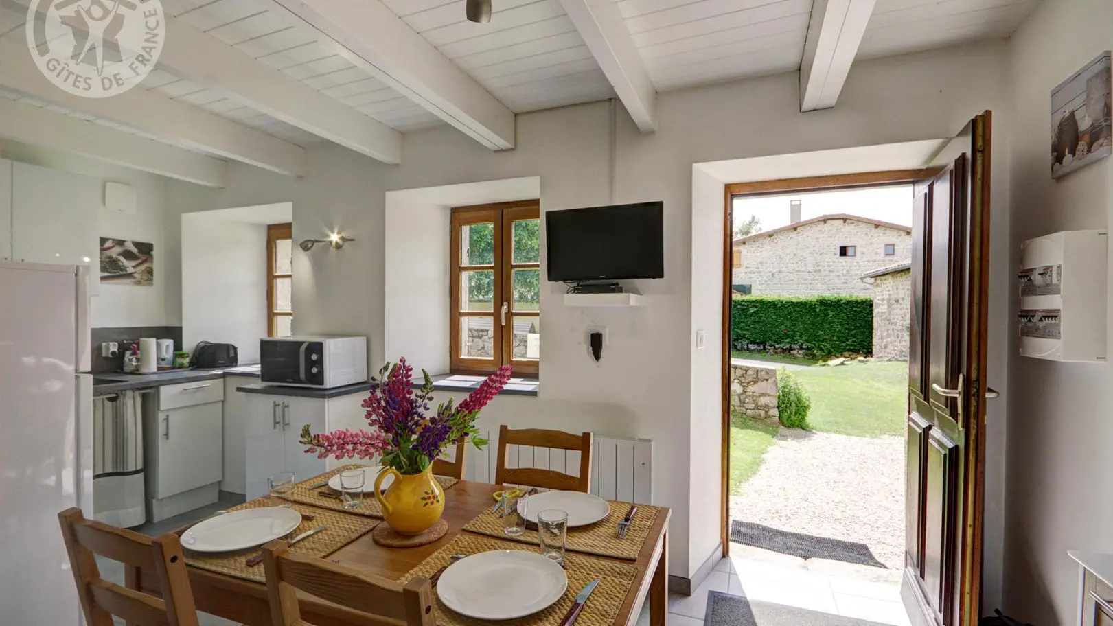 Pièce à vivre avec cuisine et espace repas.