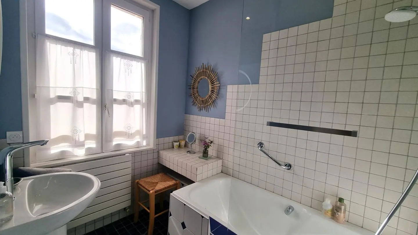Salle de bains : baignoire avec pare-douche - lavabo & WC.