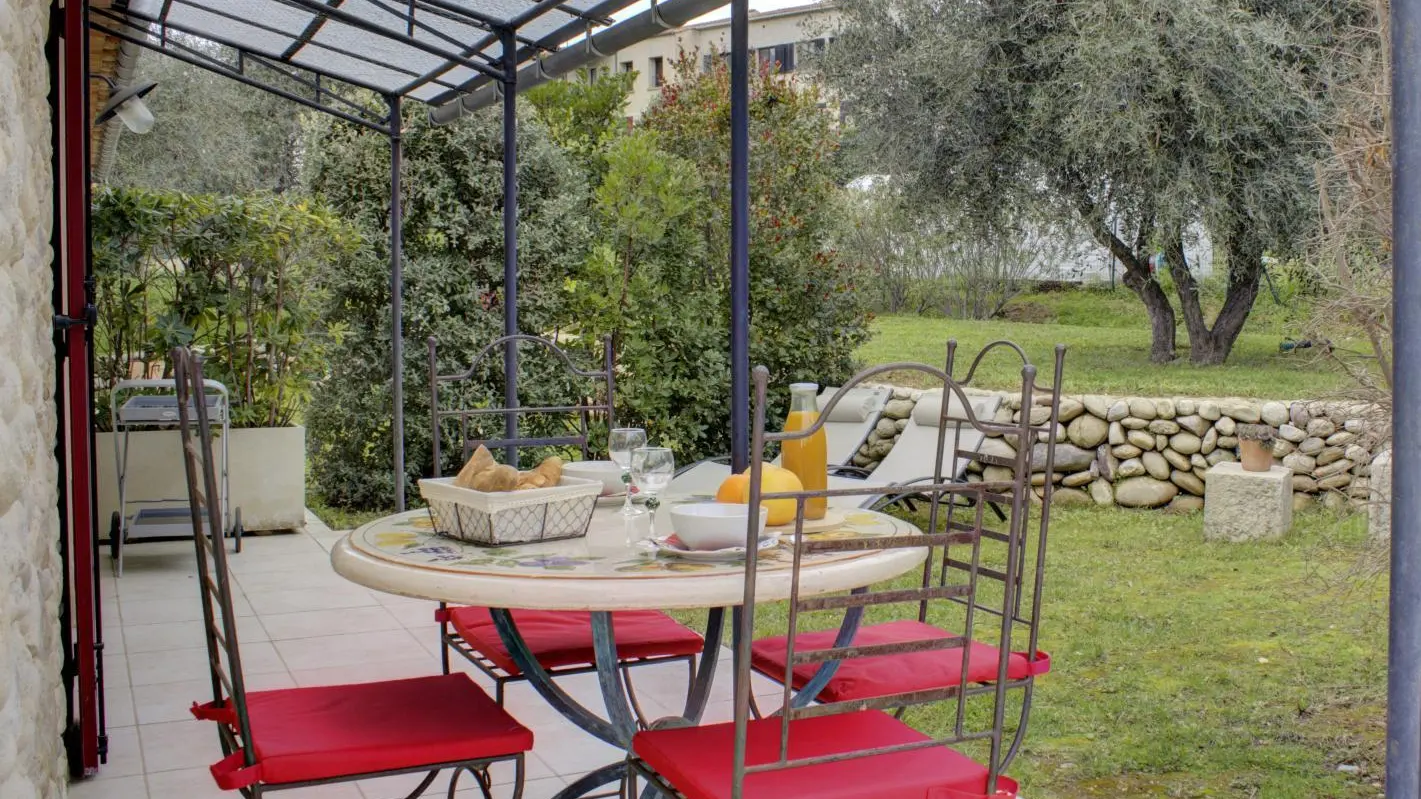 Coin repas extérieur Gîte de la Colline - Les Galets Gîtes de France des Alpes-Maritimes