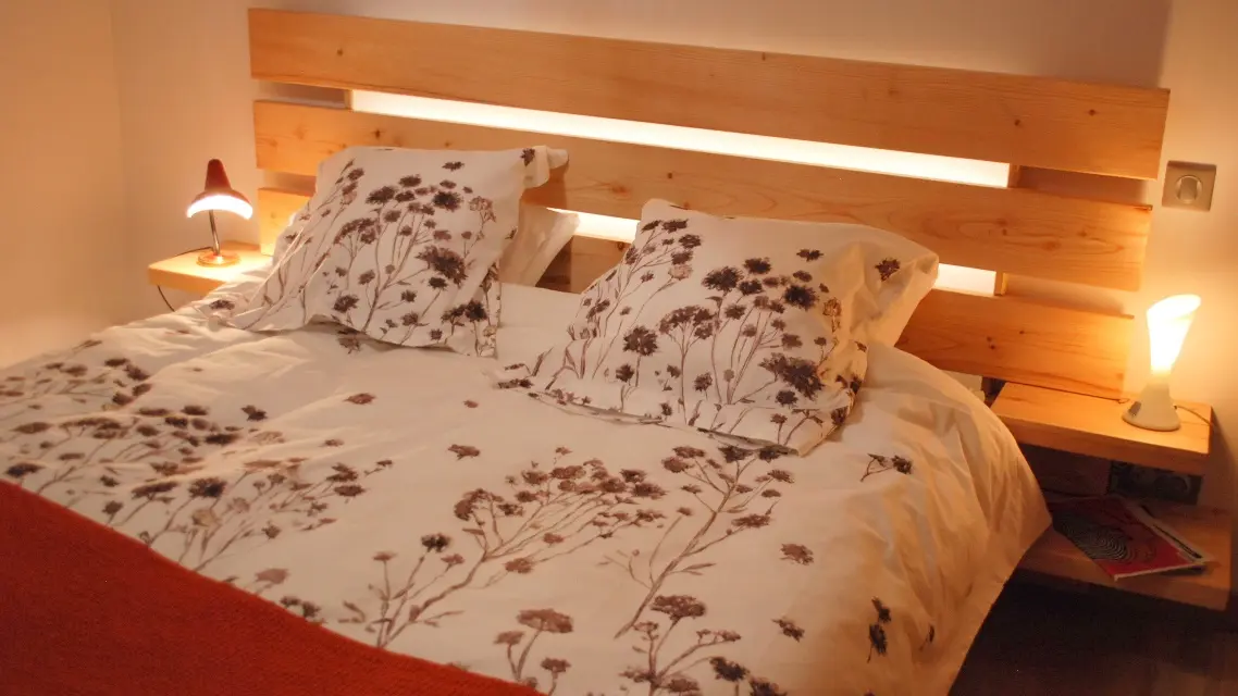 Label Gîte de Charme, chambre calme et raffinée, agencée par un ébéniste.