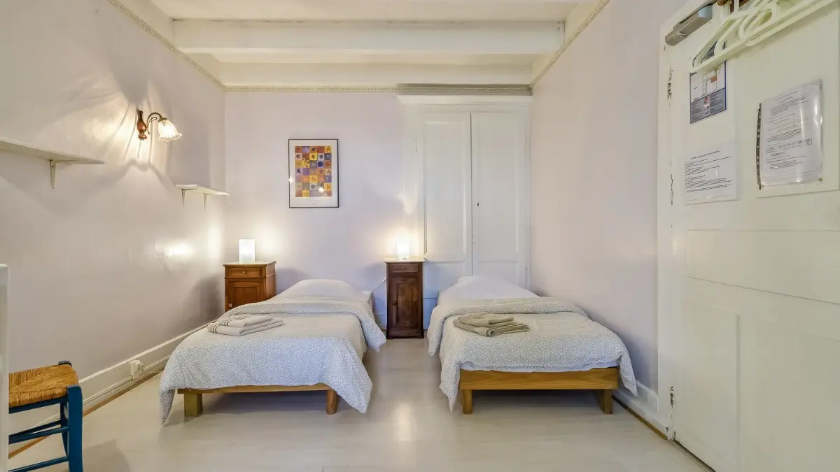 chambre N°12 3 lits simples avec douche et lavabo