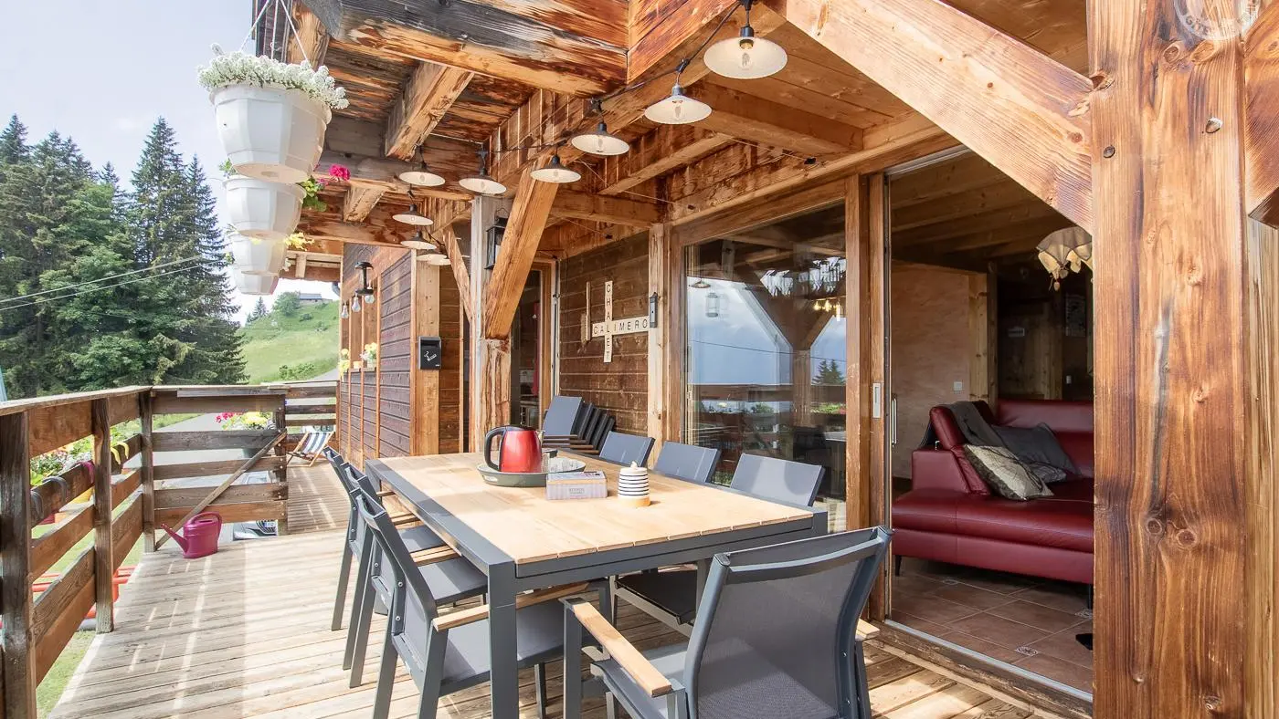 balcon avec table et chaises