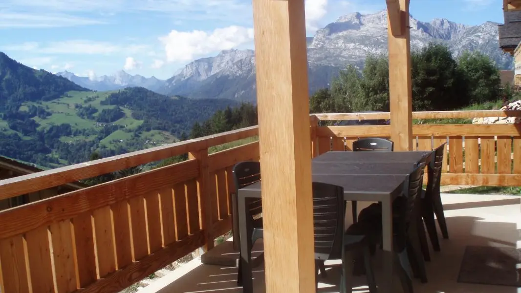 Balcon ouvert sur terrasse plain-pied.RDC