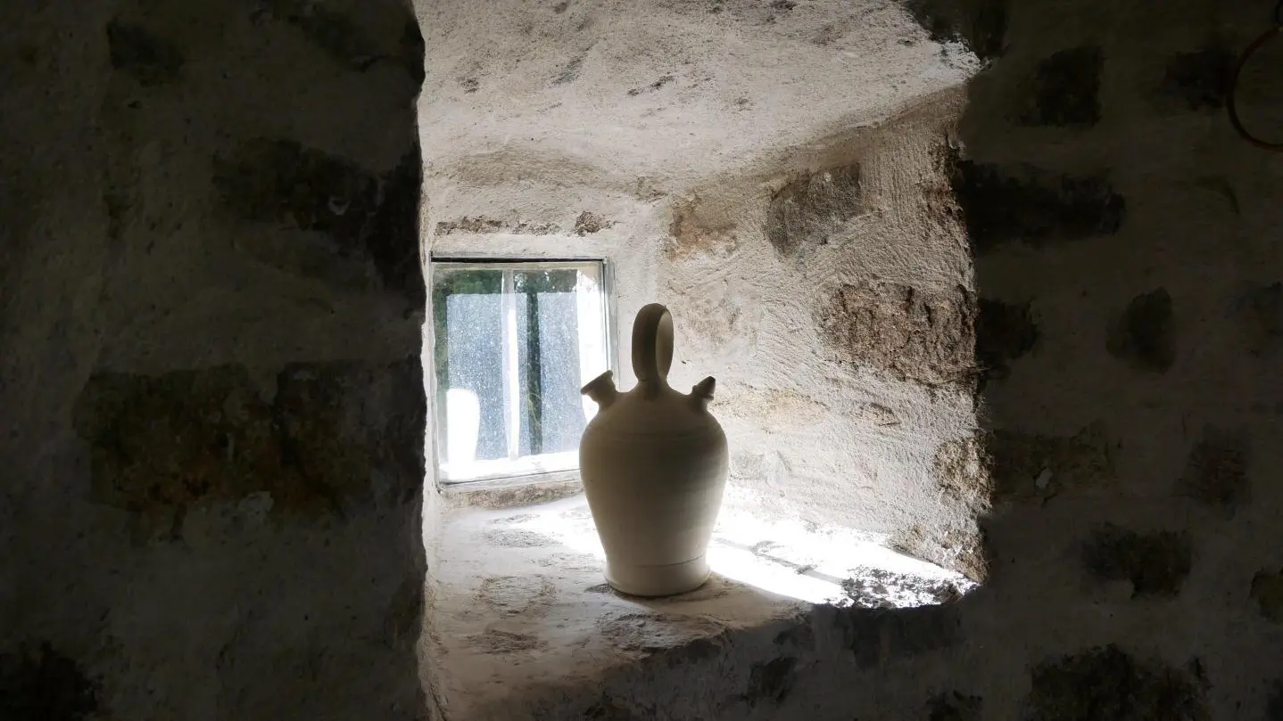 embrasure dans la tour médiévale