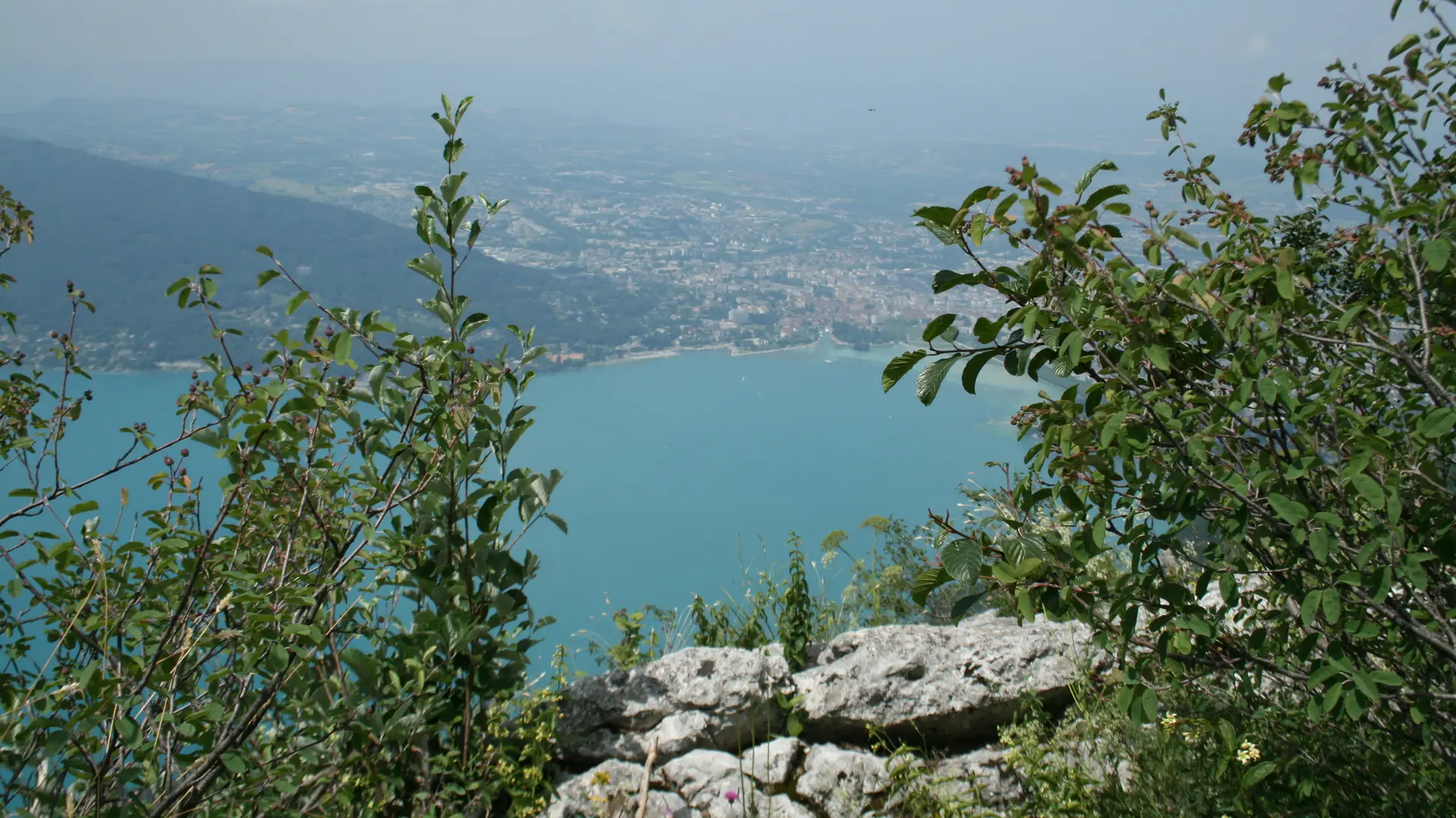 Vue sur le lac  annecy depuis le Mont Veyrier
