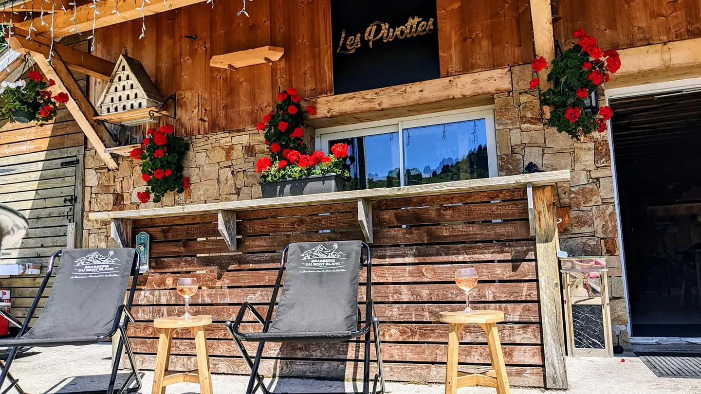 Les Pivottes en été -Entrée restaurant