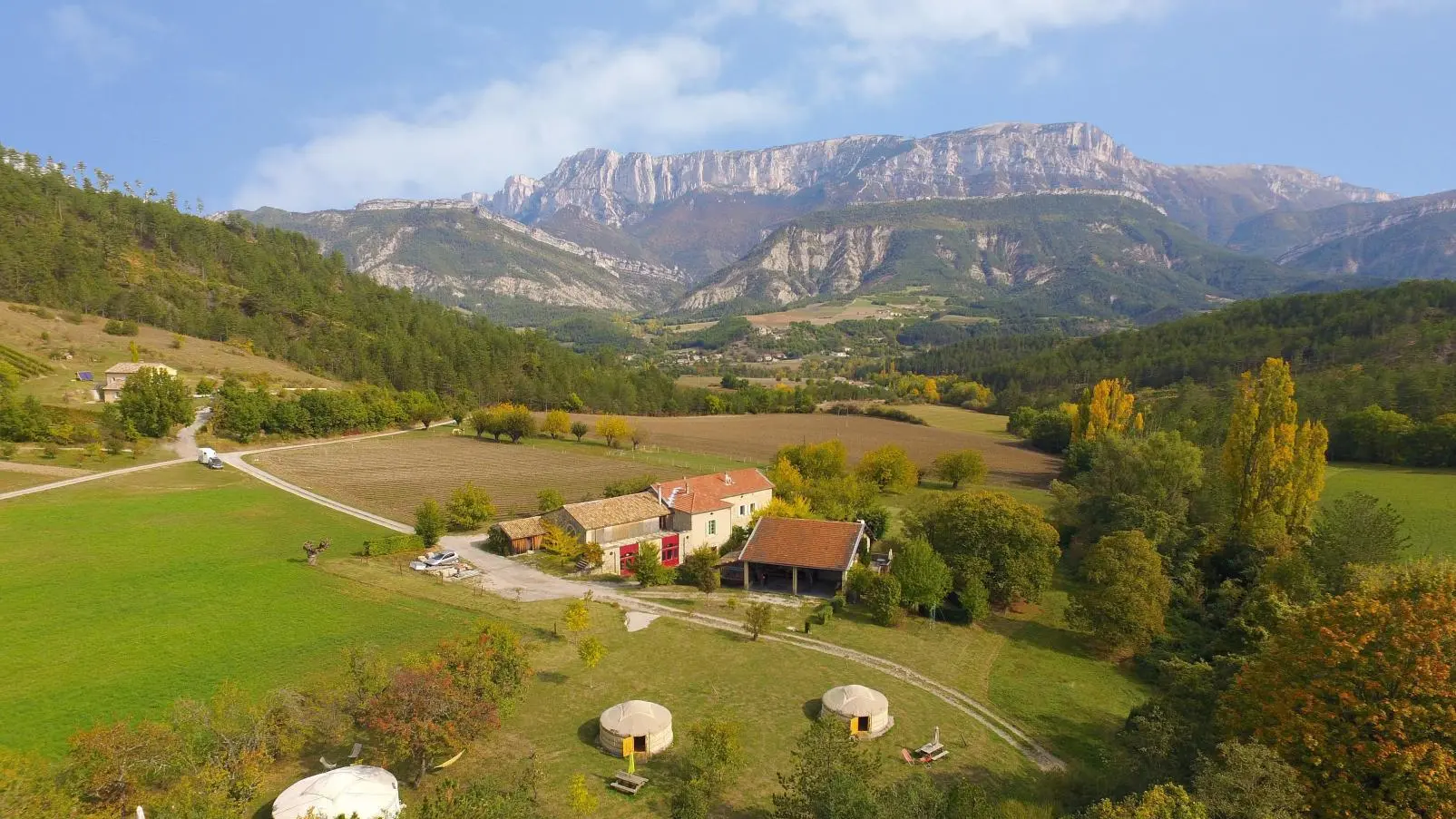 Vue aérienne de notre lieu, un vallon de pleine nature avec sa magnifique vue panoramique sur le massif du Glandasse (sud du Vercors)