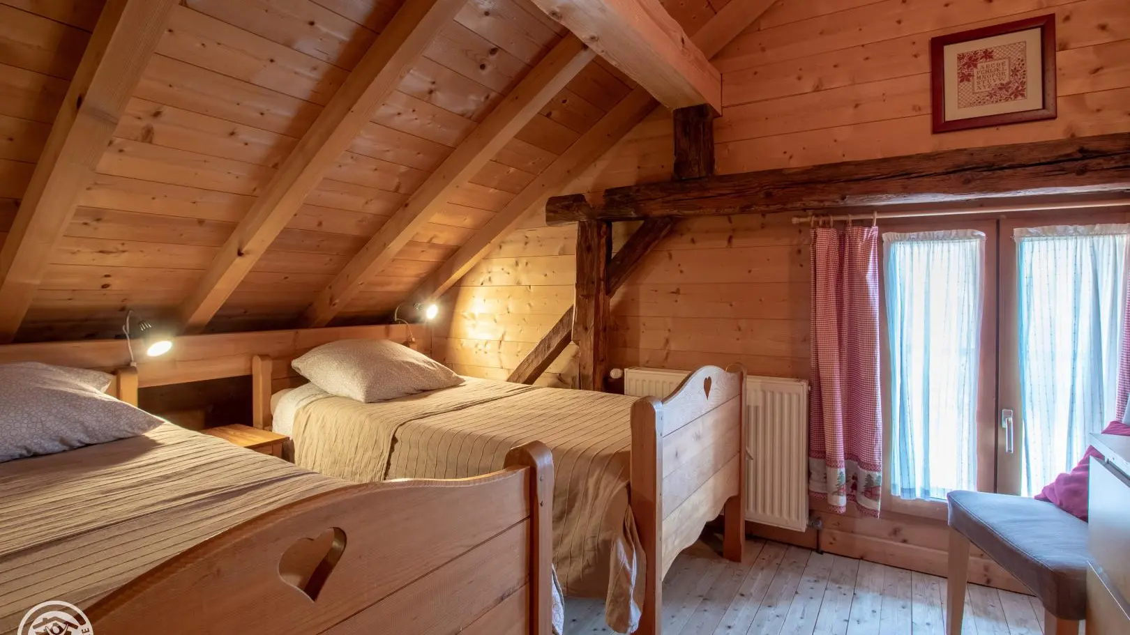 A l'étage. Chambre 3 avec 3 lits 90.