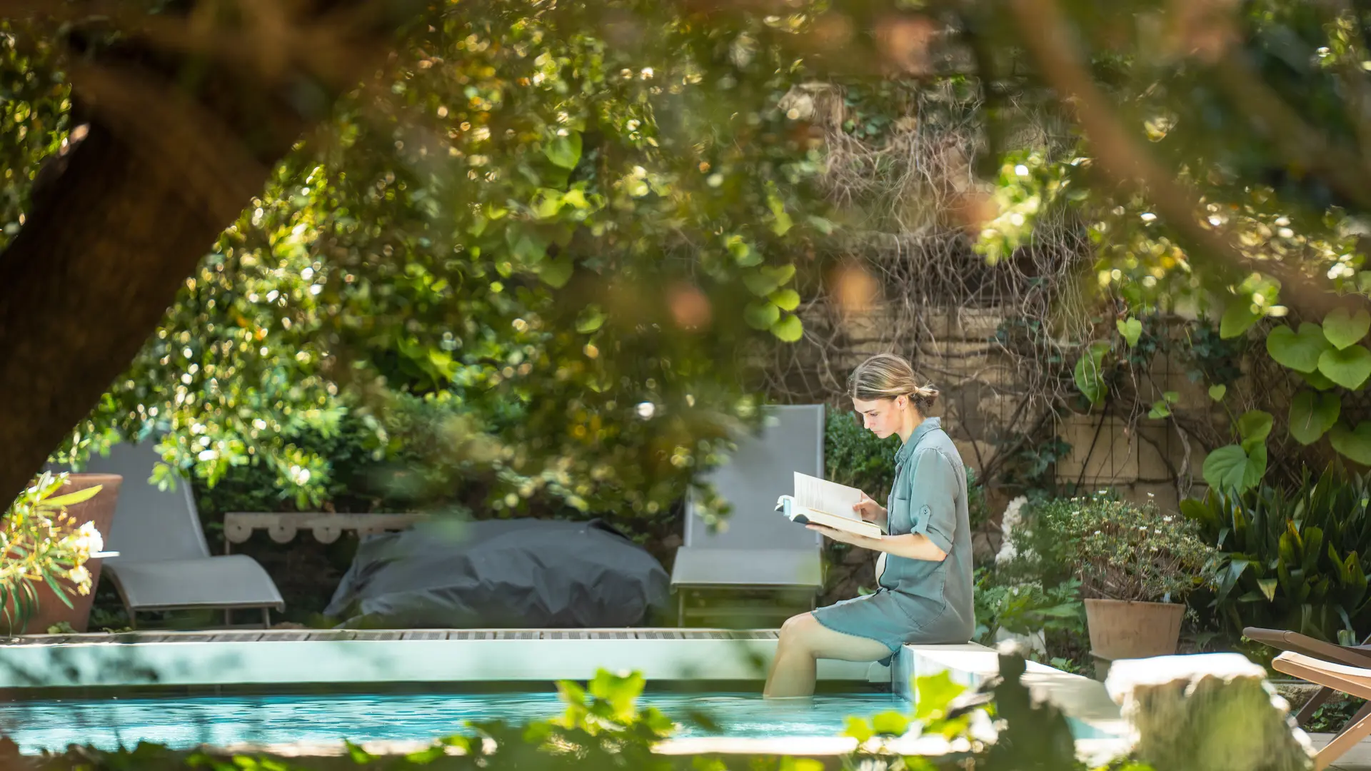 Lecture au bord du bassin Les J