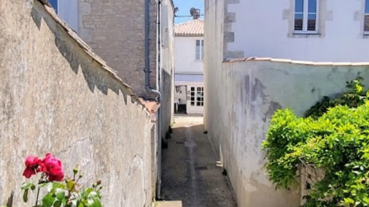La venelle, vue de la chambre n°3