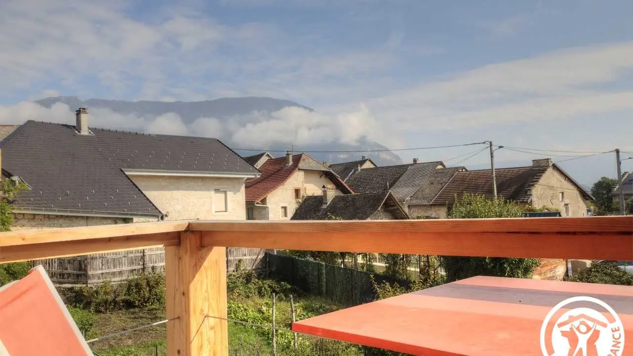 La vue sur le grand colombier sur le balcon privé de la chambre du haut